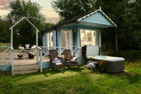 Art Studio - Connect to Nature in the Hot Tub at Cosy Studio